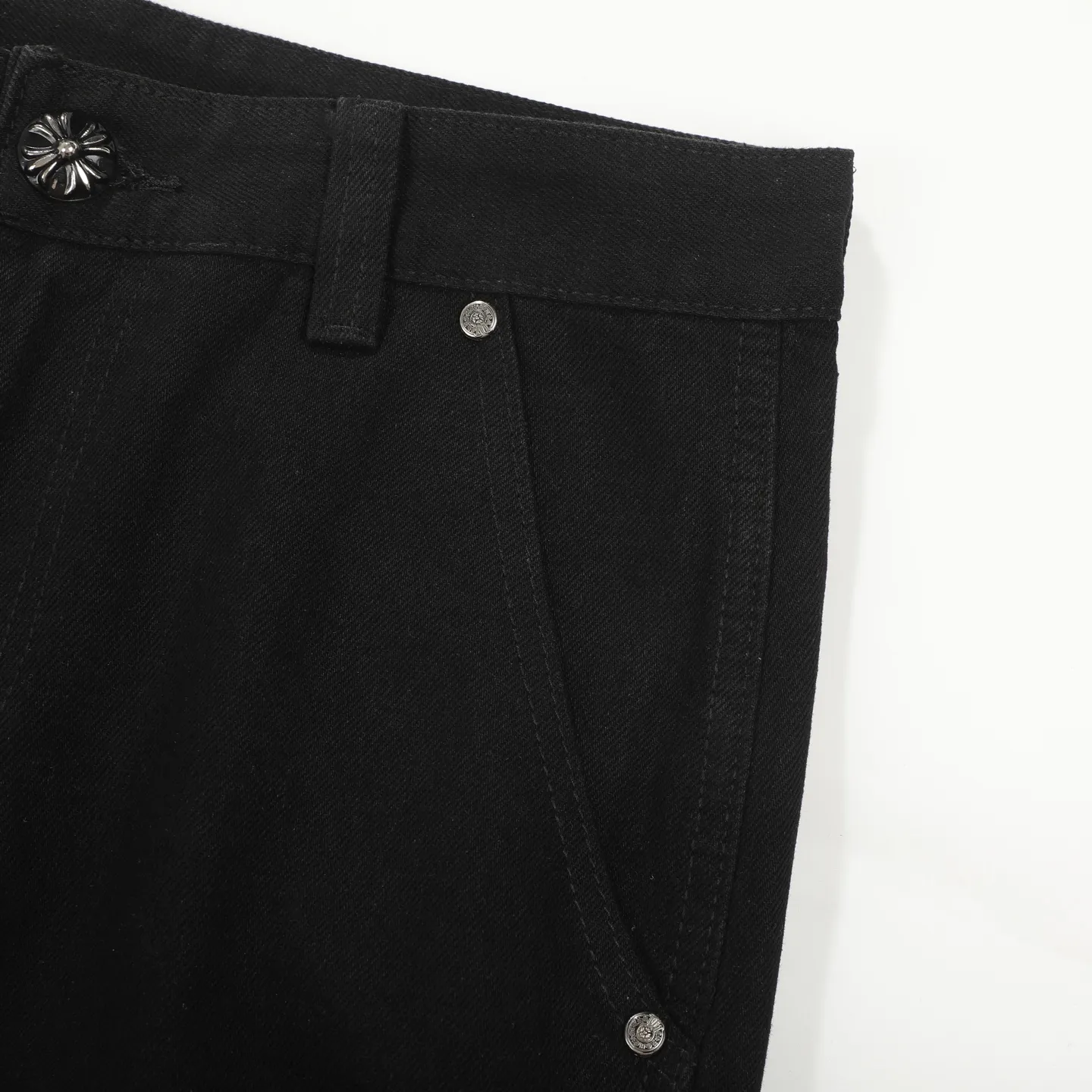 P260 Chrome Hearts Chrome Hearts black multi-element graffiti overalls Chrome Hearts clothing creative director Mattyboy Mattyboy, whose real name is Matt DiGiacomo, is a graffiti artist with a non-school background. He started to serve as the creative director of the Chrome Hearts clothing series in 2018. Since then, Chrome Hearts, which has been injected with young blood, has become popular again. Popular clothing and leather goods, especially the vintage trousers modified product line, must be pre-ordered in stores around the world. Especially patterns like Checker Ball, Checker Eyes and Smiling Lips. The fictional record company logo "SexRecords" often appears in his works, forming his unique style. "I hate humanity, but I love art. Before the end of my life, I just want to do my best to create." ----Matty Boy Mattyboy and vrigil Abloh are also very close. They are both ICONs who bring street culture into luxury accessories. Via.MattyBoy90 (IG) Size: 28/30/32/34/36 Waist: 69/74/79/84/89 Knee circumference: 50/51.5/53/54.5/56 Pants length: 102/104/106/108/110